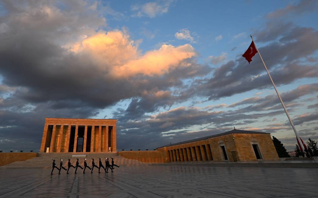 Türk bayrağının gönderden hiç inmediği yer - Resim: 25